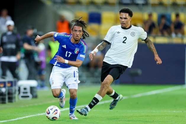 Luca Koleosho (Italy) und Nnamdi Collins (Germany) kaempfen um den Ball, UEFA European Under-21 Championship 2025 Quarter-Final, Germany v Italy, MOL Arà na am 22. June 2025 in Dunajska Streda, Slowakei. (Foto von Marco Steinbrenner DeFodi Images) Luca Koleosho (Italy) und Nnamdi Collins (Germany) battle for the ball, UEFA European Under-21 Championship 2025 Quarter-Final, Germany v Italy, MOL Arà na, June 22, 2025 in Dunajska Streda, Slovakia. (Photo by Marco Steinbrenner DeFodi Images)