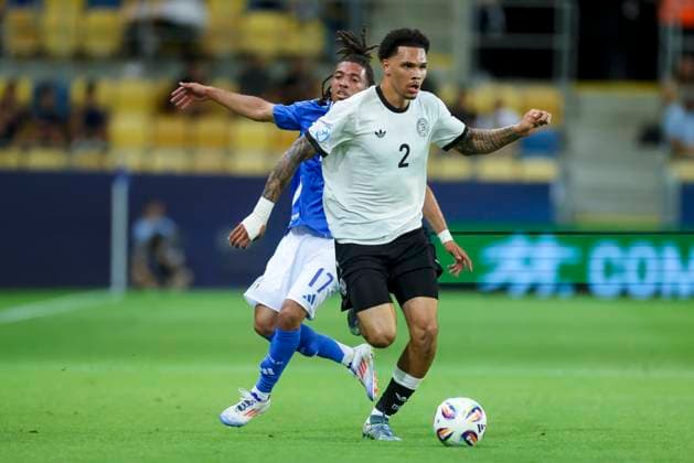 Luca Koleosho (Italy) und Nnamdi Collins (Germany) kaempfen um den Ball, UEFA European Under-21 Championship 2025 Quarter-Final, Germany v Italy, MOL Arà na am 22. June 2025 in Dunajska Streda, Slowakei. (Foto von Marco Steinbrenner DeFodi Images) Luca Koleosho (Italy) und Nnamdi Collins (Germany) battle for the ball, UEFA European Under-21 Championship 2025 Quarter-Final, Germany v Italy, MOL Arà na, June 22, 2025 in Dunajska Streda, Slovakia. (Photo by Marco Steinbrenner DeFodi Images)