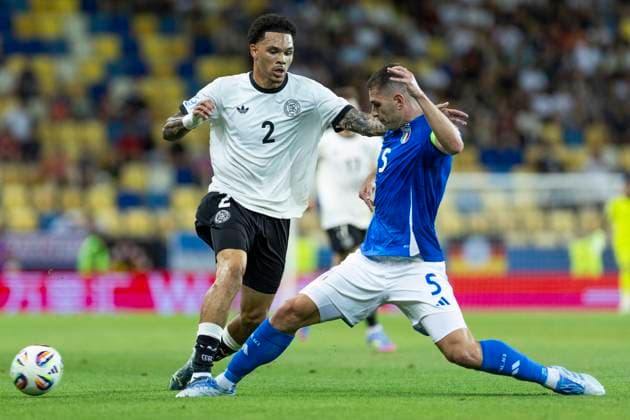 UEFA U21, U 21 Europameisterschaft, Viertelfinale: Deutschland - Italien; 22.06.2025 Nnamdi Collins (Deutschland, 2), Lorenzo Pirola (Italien, 5) bei der UEFA U21-Europameisterschaft im Viertelfinalspiel Deutschland - Italien, am 22.06.2025, DAC Arena, Dunajska Streda, Slowakei Copyright: xBEAUTIFULxSPORTS Meuselx