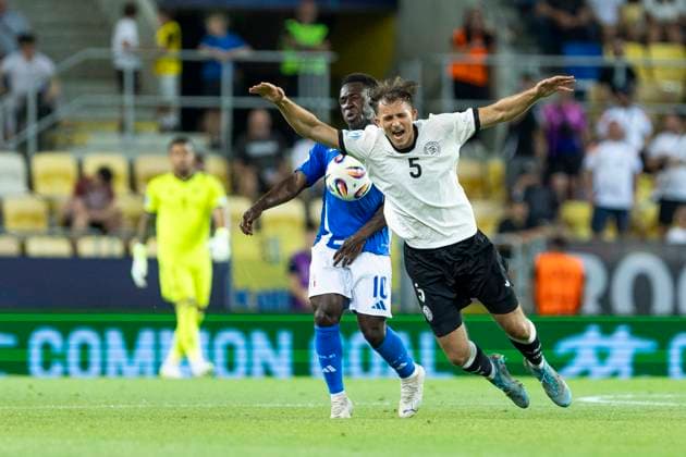 UEFA U21, U 21 Europameisterschaft, Viertelfinale: Deutschland - Italien; 22.06.2025 Max Rosenfelder (Deutschland, 5), Wilfried Gnonto (Italien, 10) bei der UEFA U21-Europameisterschaft im Viertelfinalspiel Deutschland - Italien, am 22.06.2025, DAC Arena, Dunajska Streda, Slowakei Copyright: xBEAUTIFULxSPORTS Meuselx