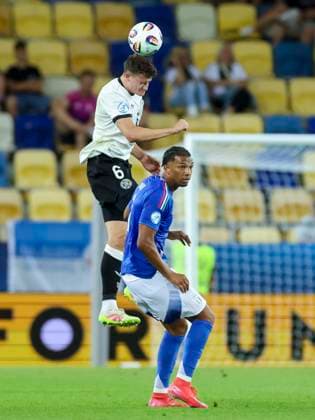 Eric Martel (Germany) und Cher Ndour (Italy) kaempfen um den Ball, UEFA European Under-21 Championship 2025 Quarter-Final, Germany v Italy, MOL Arà na am 22. June 2025 in Dunajska Streda, Slowakei. (Foto von Marco Steinbrenner DeFodi Images) Eric Martel (Germany) und Cher Ndour (Italy) battle for the ball, UEFA European Under-21 Championship 2025 Quarter-Final, Germany v Italy, MOL Arà na, June 22, 2025 in Dunajska Streda, Slovakia. (Photo by Marco Steinbrenner DeFodi Images)