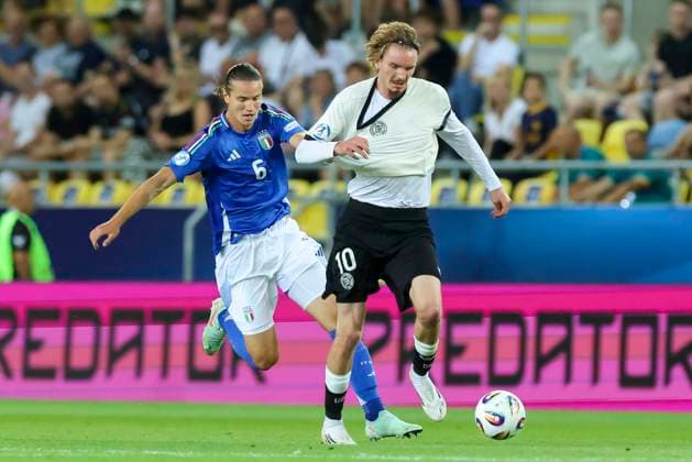 Daniele Ghilardi (Italy) und Nick Woltemade (Germany) kaempfen um den Ball, UEFA European Under-21 Championship 2025 Quarter-Final, Germany v Italy, MOL Arà na am 22. June 2025 in Dunajska Streda, Slowakei. (Foto von Marco Steinbrenner DeFodi Images) Daniele Ghilardi (Italy) und Nick Woltemade (Germany) battle for the ball, UEFA European Under-21 Championship 2025 Quarter-Final, Germany v Italy, MOL Arà na, June 22, 2025 in Dunajska Streda, Slovakia. (Photo by Marco Steinbrenner DeFodi Images)