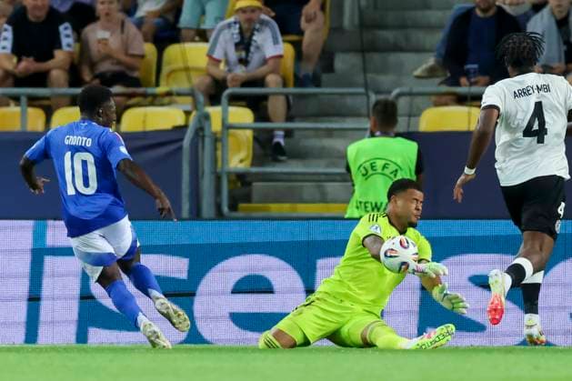 Torhueter Noah Atubolu (Germany) pariert den Schuss von Wilfried Gnonto (Italy), UEFA European Under-21 Championship 2025 Quarter-Final, Germany v Italy, MOL Arà na am 22. June 2025 in Dunajska Streda, Slowakei. (Foto von Marco Steinbrenner DeFodi Images) Torhueter Noah Atubolu (Germany) saves the shot from Wilfried Gnonto (Italy), UEFA European Under-21 Championship 2025 Quarter-Final, Germany v Italy, MOL Arà na, June 22, 2025 in Dunajska Streda, Slovakia. (Photo by Marco Steinbrenner DeFodi Images)