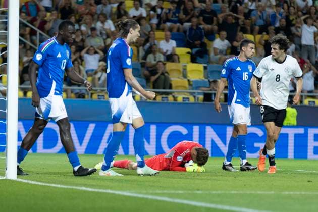 UEFA U21, U 21 Europameisterschaft, Viertelfinale: Deutschland - Italien; 22.06.2025 Sebastiano Desplanches (Italien, 1) pariert den Ball bei der UEFA U21-Europameisterschaft im Viertelfinalspiel Deutschland - Italien, am 22.06.2025, DAC Arena, Dunajska Streda, Slowakei Copyright: xBEAUTIFULxSPORTS Meuselx