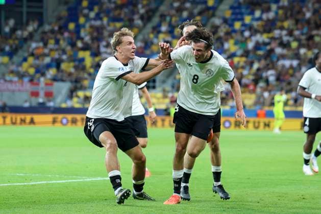 Merlin Roehl (Germany) bejubelt seinen Treffer zum 3:2 mit Nelson Weiper (Germany) und Rocco Reitz (Germany), UEFA European Under-21 Championship 2025 Quarter-Final, Germany v Italy, MOL Arà na am 22. June 2025 in Dunajska Streda, Slowakei. (Foto von Marco Steinbrenner DeFodi Images) Merlin Roehl (Germany) celebrates after scoring his teams third goal with Nelson Weiper (Germany) and Rocco Reitz (Germany), UEFA European Under-21 Championship 2025 Quarter-Final, Germany v Italy, MOL Arà na, June 22, 2025 in Dunajska Streda, Slovakia. (Photo by Marco Steinbrenner DeFodi Images)