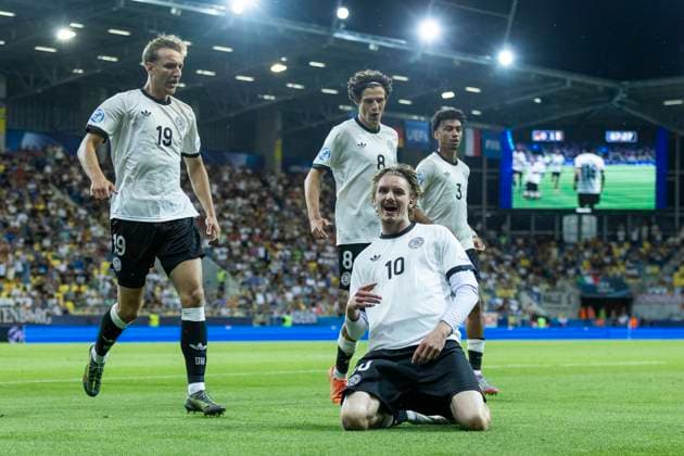 UEFA U21, U 21 Europameisterschaft, Viertelfinale: Deutschland - Italien; 22.06.2025 Nelson Weiper (Deutschland, 19), Nick Woltemade (Deutschland, 10), Merlin Röhl (Deutschland, 8) und Nathaniel Brown (Deutschland, 3) jubeln nach dem Tor zum 1:1 Ausgleich bei der UEFA U21-Europameisterschaft im Viertelfinalspiel Deutschland - Italien, am 22.06.2025, DAC Arena, Dunajska Streda, Slowakei Copyright: xBEAUTIFULxSPORTS Meuselx