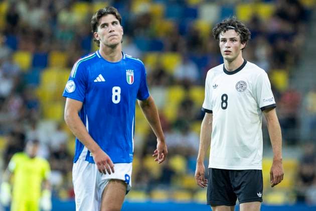 UEFA U21, U 21 Europameisterschaft, Viertelfinale: Deutschland - Italien; 22.06.2025 Cesare Casadei (Italien, 8), Merlin Röhl (Deutschland, 8) bei der UEFA U21-Europameisterschaft im Viertelfinalspiel Deutschland - Italien, am 22.06.2025, DAC Arena, Dunajska Streda, Slowakei Copyright: xBEAUTIFULxSPORTS Meuselx
