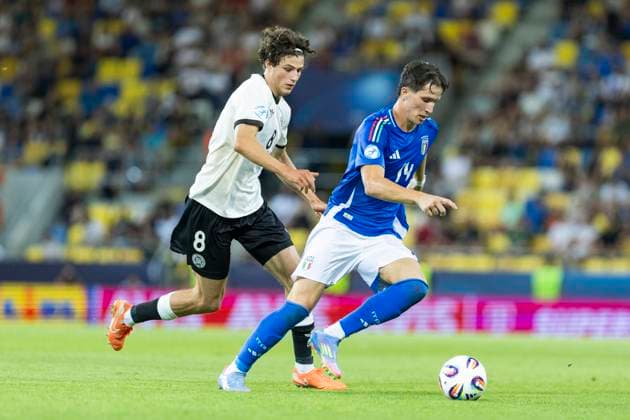 UEFA U21, U 21 Europameisterschaft, Viertelfinale: Deutschland - Italien; 22.06.2025 Giovanni Fabbian (Italien, 14), Merlin Röhl (Deutschland, 8) bei der UEFA U21-Europameisterschaft im Viertelfinalspiel Deutschland - Italien, am 22.06.2025, DAC Arena, Dunajska Streda, Slowakei Copyright: xBEAUTIFULxSPORTS Meuselx