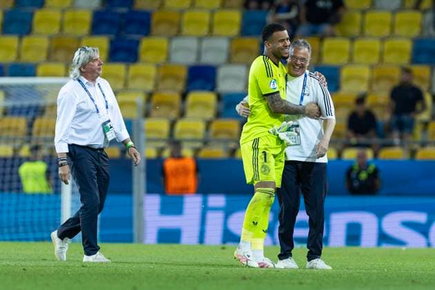 UEFA U21, U 21 Europameisterschaft, Viertelfinale: Deutschland - Italien; 22.06.2025 Noah Atubolu (Deutschland, 1) umarmt Andreas Rettig, links Ronny Zimmermann bei der UEFA U21-Europameisterschaft im Viertelfinalspiel Deutschland - Italien, am 22.06.2025, DAC Arena, Dunajska Streda, Slowakei Copyright: xBEAUTIFULxSPORTS Meuselx