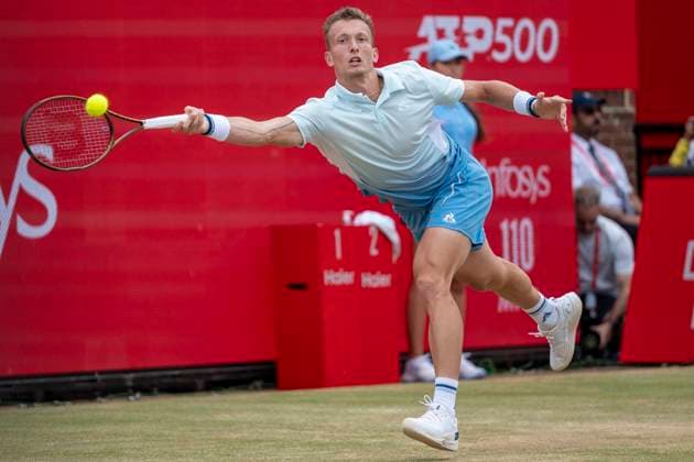 (250623) -- LONDON, June 23, 2025 -- Jiri Lehecka returns a shot during the men s singles final between Carlos Alcaraz of Spain and Jiri Lehecka of the Czech Republic at the Queen s Club Championships in London, Britain, on June 22, 2025. (Photo by Xinhua) (SP)BRITAIN-LONDON-TENNIS-QUEEN S CLUB CHAMPIONSHIPS-MEN S SINGLES-FINAL StephenxChung 
