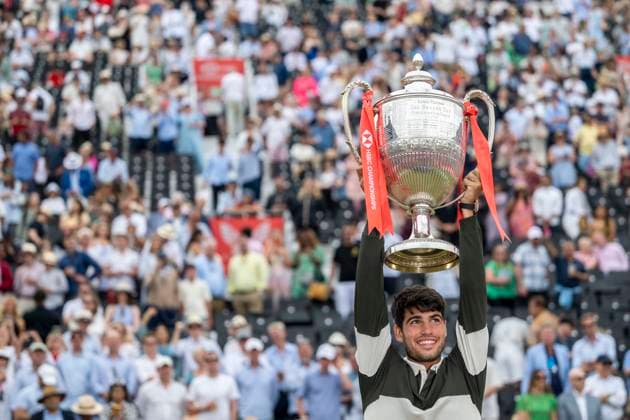 (250623) -- LONDON, June 23, 2025 -- Carlos Alcaraz celebrates with the trophy during the awarding ceremony for the men s singles final between Carlos Alcaraz of Spain and Jiri Lehecka of the Czech Republic at the Queen s Club Championships in London, Britain, on June 22, 2025. (Photo by Xinhua) (SP)BRITAIN-LONDON-TENNIS-QUEEN S CLUB CHAMPIONSHIPS-MEN S SINGLES-FINAL StephenxChung 
