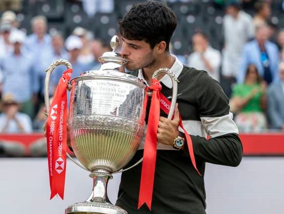 (250623) -- LONDON, June 23, 2025 -- Carlos Alcaraz kisses the trophy during the awarding ceremony for the men s singles final between Carlos Alcaraz of Spain and Jiri Lehecka of the Czech Republic at the Queen s Club Championships in London, Britain, on June 22, 2025. (Photo by Xinhua) (SP)BRITAIN-LONDON-TENNIS-QUEEN S CLUB CHAMPIONSHIPS-MEN S SINGLES-FINAL StephenxChung 