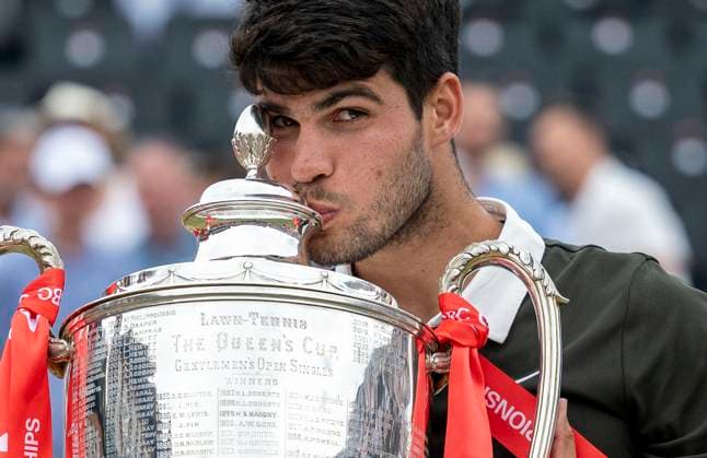 (250623) -- LONDON, June 23, 2025 -- Carlos Alcaraz kisses the trophy during the awarding ceremony for the men s singles final between Carlos Alcaraz of Spain and Jiri Lehecka of the Czech Republic at the Queen s Club Championships in London, Britain, on June 22, 2025. (Photo by Xinhua) (SP)BRITAIN-LONDON-TENNIS-QUEEN S CLUB CHAMPIONSHIPS-MEN S SINGLES-FINAL StephenxChung 