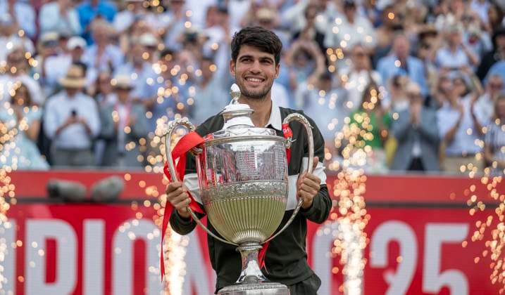 (250623) -- LONDON, June 23, 2025 -- Carlos Alcaraz celebrates with the trophy during the awarding ceremony for the men s singles final between Carlos Alcaraz of Spain and Jiri Lehecka of the Czech Republic at the Queen s Club Championships in London, Britain, on June 22, 2025. (Photo by Xinhua) (SP)BRITAIN-LONDON-TENNIS-QUEEN S CLUB CHAMPIONSHIPS-MEN S SINGLES-FINAL StephenxChung 