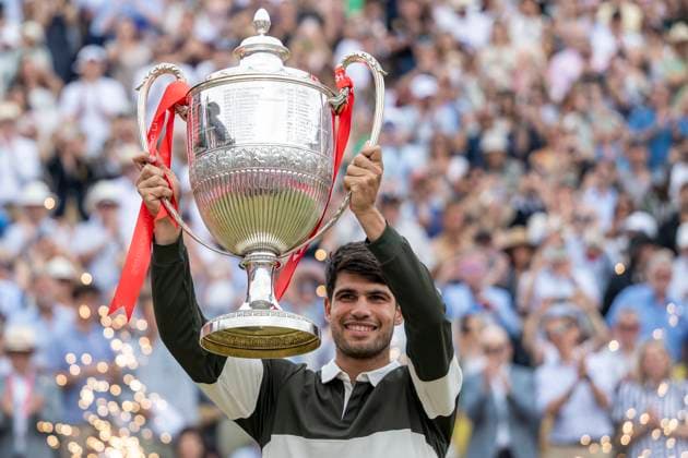 (250623) -- LONDON, June 23, 2025 -- Carlos Alcaraz celebrates with the trophy during the awarding ceremony for the men s singles final between Carlos Alcaraz of Spain and Jiri Lehecka of the Czech Republic at the Queen s Club Championships in London, Britain, on June 22, 2025. (Photo by Xinhua) (SP)BRITAIN-LONDON-TENNIS-QUEEN S CLUB CHAMPIONSHIPS-MEN S SINGLES-FINAL StephenxChung 