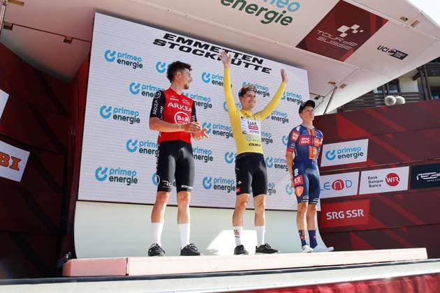 TDS 8.Etappe Podium mit Joao Almeida, Kevin Vauquelin und Edgar Oscar Onley 22.06.2025 Emmetten, SCHWEIZ, Herren Tour de Suisse 8.Etappe Beckenried - Stockhuette Podium mit Kevin Vauquelin FRA Team Arkea B&B Hotels, Joao Almeida POR Team UAE Emirates und Edgar Oscar Onley GBR Team Picnic Postnl