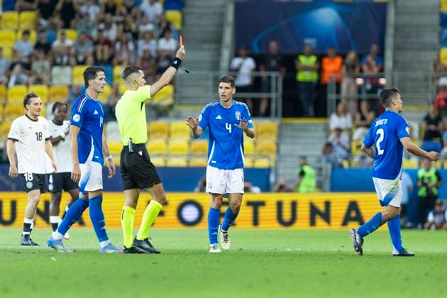 UEFA U21, U 21 Europameisterschaft, Viertelfinale: Deutschland - Italien; 22.06.2025 Schiedsrichter Manfredas Lukjanciukas (Litauen) zeigt Mattia Zanotti (Italien, 2) die gelb-rote Karte bei der UEFA U21-Europameisterschaft im Viertelfinalspiel Deutschland - Italien, am 22.06.2025, DAC Arena, Dunajska Streda, Slowakei Copyright: xBEAUTIFULxSPORTS Meuselx