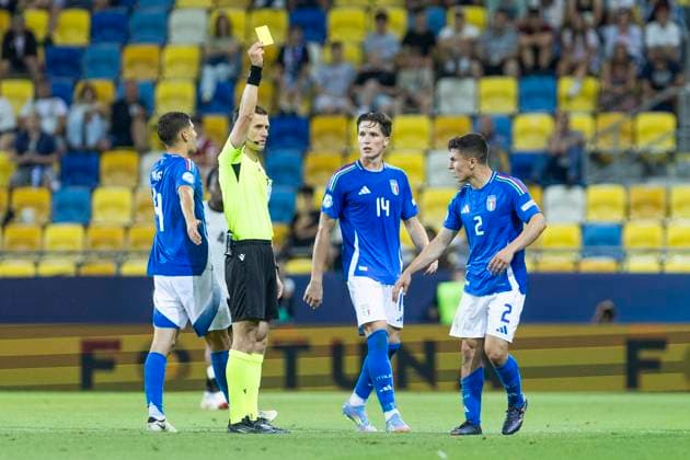 UEFA U21, U 21 Europameisterschaft, Viertelfinale: Deutschland - Italien; 22.06.2025 Schiedsrichter Manfredas Lukjanciukas (Litauen) zeigt Mattia Zanotti (Italien, 2) die gelbe Karte bei der UEFA U21-Europameisterschaft im Viertelfinalspiel Deutschland - Italien, am 22.06.2025, DAC Arena, Dunajska Streda, Slowakei Copyright: xBEAUTIFULxSPORTS Meuselx