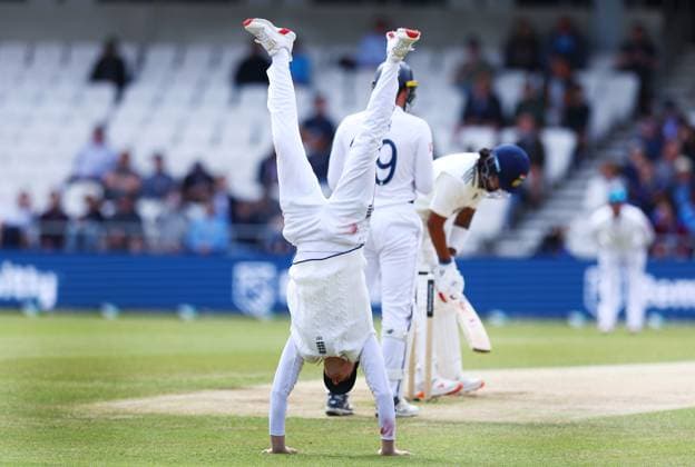 Sport Themen der Woche KW26 Harry Brook of England handstand England v India, Rothesay Test Match, Day Four, Cricket, Headingley, Leeds, UK - 23 Jun 2025 EDITORIAL USE ONLY No use with unauthorised audio, video, data, fixture lists, club league logos or live services. Online in-match use limited to 120 images, no video emulation. No use in betting, games or single club league player publications.  Copyright: xMattxWest Shutterstockx 15366608d