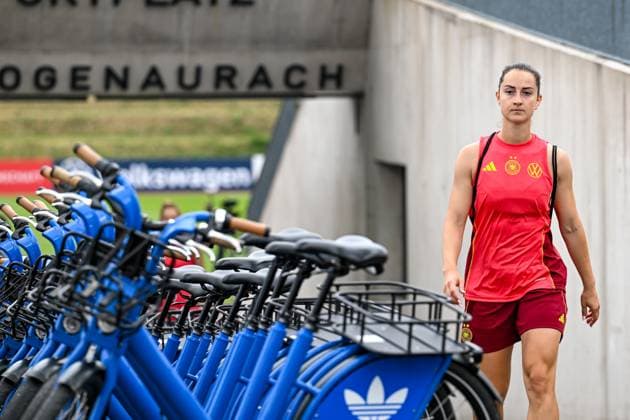 Sara Däbritz (Deutschland) nach dem Training, GER, Fussball Frauen Nationalmannschaft, Oeffentliches Training Deutschland, Vorbereitung auf die UEFA Women s EURO 2025 in der Schweiz, Herzogenaurach, 23.06.2025. GER, Fussball Frauen Nationalmannschaft, Oeffentliches Training Deutschland, Vorbereitung auf die UEFA Women s EURO 2025 in der Schweiz, Herzogenaurach *** Sara Däbritz Germany after training, GER, women s national football team, public training Germany, preparation for the UEFA Women s EURO 2025 in Switzerland, Herzogenaurach, 23 06 2025 GER, women s national football team, public training Germany, preparation for the UEFA Women s EURO 2025 in Switzerland, Herzogenaurach Copyright: xEibner-Pressefoto FlorianxWiegandx EP_FWD