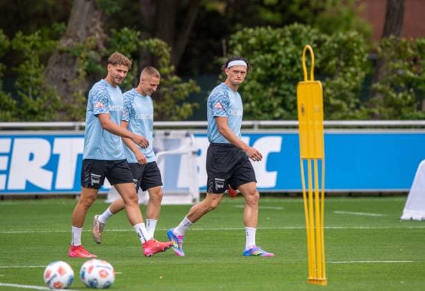 Fussball, Herren, Saison 2025 26, 2. Bundesliga, Hertha BSC, Trainingsauftakt, v.l. Marton Dardai (Hertha BSC), Palko Dardai (Hertha BSC), Fabian Reese (Hertha BSC), 23.06. 2025,
