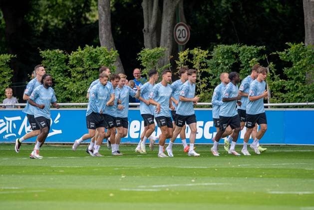 Fussball, Herren, Saison 2025 26, 2. Bundesliga, Hertha BSC, Trainingsauftakt, v.l. Niklas Kolbe (Hertha BSC), Deyovaisio Zeefuik (Hertha BSC), Michael Cuisance (Hertha BSC), Michal Karbownik (Hertha BSC), Julian Eitschberger (Hertha BSC), Dion Ajvazi (Hertha BSC), Paul Seguin (Hertha BSC), Leon Jensen (Hertha BSC), Jon Dagur Thorsteinsson (Hertha BSC), Boris Mamuzah Lum (Hertha BSC), Kennet Eichhorn (Hertha BSC), 23.06. 2025,