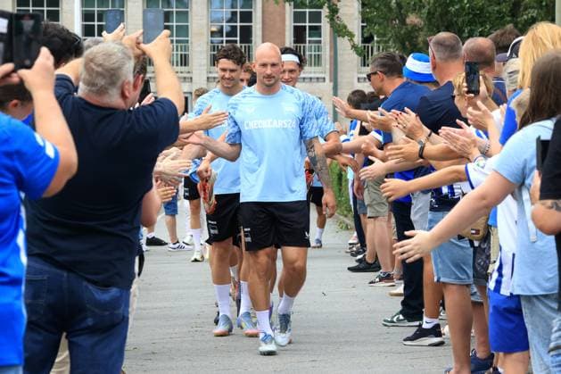 DEU, DFL, 2. FBL Hertha BSC, Training, 23.06.2025, Sportforum, Berlin, DEU, DFL, 2. FBL Hertha BSC, Training, im Bild Hertha-BSC Fans bildeten eine Empfangsgasse Toni Leistner (Hertha BSC Berlin 37), Fabian Reese (Hertha BSC Berlin 11), Linus Gechter (Hertha BSC Berlin 44) DFL - regulations prohibit any use of Photographs as image sequences and or quasi-video