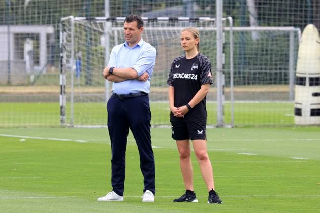 DEU, DFL, 2. FBL Hertha BSC, Training, 23.06.2025, Sportforum, Berlin, DEU, DFL, 2. FBL Hertha BSC, Training, im Bild Benjamin Weber (Sportdirektor, Hertha BSC Berlin), Phychologin DFL - regulations prohibit any use of Photographs as image sequences and or quasi-video
