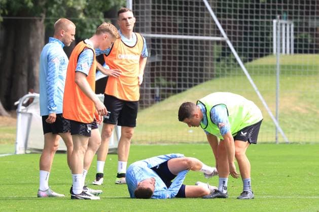 DEU, DFL, 2. FBL Hertha BSC, Training, 23.06.2025, Sportforum, Berlin, DEU, DFL, 2. FBL Hertha BSC, Training, im Bild Michael Cuisance (Hertha BSC Berlin 27), verletzt, Diego Demme (Hertha BSC Berlin 6) DFL - regulations prohibit any use of Photographs as image sequences and or quasi-video