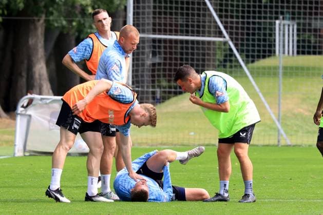 DEU, DFL, 2. FBL Hertha BSC, Training, 23.06.2025, Sportforum, Berlin, DEU, DFL, 2. FBL Hertha BSC, Training, im Bild Michael Cuisance (Hertha BSC Berlin 27), verletzt, Diego Demme (Hertha BSC Berlin 6) DFL - regulations prohibit any use of Photographs as image sequences and or quasi-video