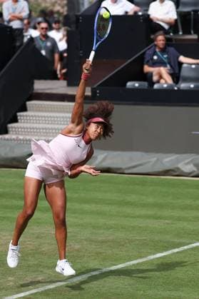 Bad Homburg am 23.06.2025 Tennis Damen Turnier WTA, Tennis Damen 500 Bad Homburg Open powered by Solarwatt 2025 Match Naomi Osaka (JPN) gegen Olga Danilovic (SER) v.l., Naomi Osaka (JPN) macht einen Aufschlag. Copyright: JoaquimxFerreira