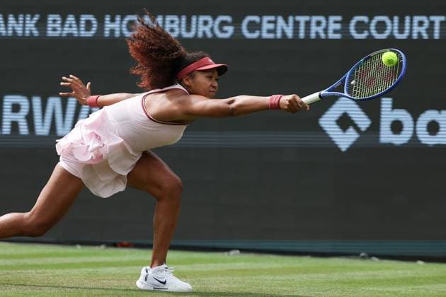 Bad Homburg am 23.06.2025 Tennis Damen Turnier WTA, Tennis Damen 500 Bad Homburg Open powered by Solarwatt 2025 Match Naomi Osaka (JPN) gegen Olga Danilovic (SER) v.l., Naomi Osaka (JPN) spielt den Ball, fokussiert , konzentriert spielt eine Rückhand. Copyright: JoaquimxFerreira