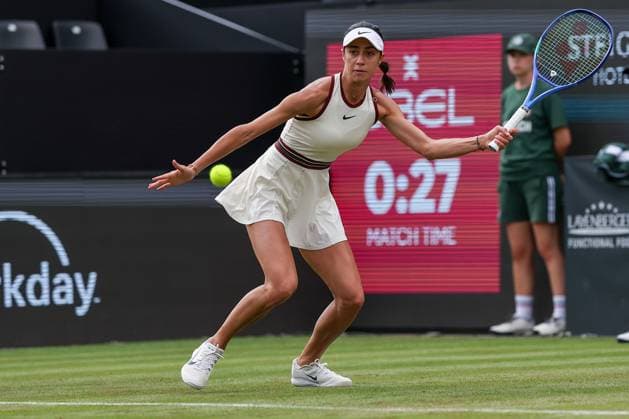Bad Homburg am 23.06.2025 Tennis Damen Turnier WTA, Tennis Damen 500 Bad Homburg Open powered by Solarwatt 2025 Match Naomi Osaka (JPN) gegen Olga Danilovic (SER) v.l., Olga Danilovic (SER) spielt den Ball, fokussiert , konzentriert Copyright: JoaquimxFerreira