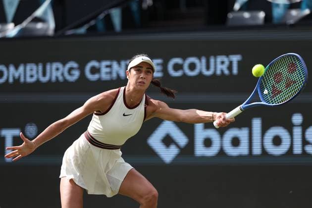Bad Homburg am 23.06.2025 Tennis Damen Turnier WTA, Tennis Damen 500 Bad Homburg Open powered by Solarwatt 2025 Match Naomi Osaka (JPN) gegen Olga Danilovic (SER) v.l., Olga Danilovic (SER) spielt den Ball, fokussiert , konzentriert Copyright: JoaquimxFerreira