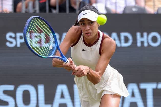 Bad Homburg am 23.06.2025 Tennis Damen Turnier WTA, Tennis Damen 500 Bad Homburg Open powered by Solarwatt 2025 Match Naomi Osaka (JPN) gegen Olga Danilovic (SER) v.l., Olga Danilovic (SER) spielt eine Rückhand, spielt den Ball, fokussiert , konzentriert Copyright: JoaquimxFerreira