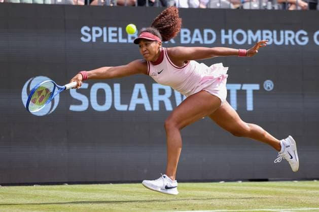 Bad Homburg am 23.06.2025 Tennis Damen Turnier WTA, Tennis Damen 500 Bad Homburg Open powered by Solarwatt 2025 Match Naomi Osaka (JPN) gegen Olga Danilovic (SER) v.l., Naomi Osaka (JPN) muss sich strecken, spielt eine Vorhand. Copyright: JoaquimxFerreira