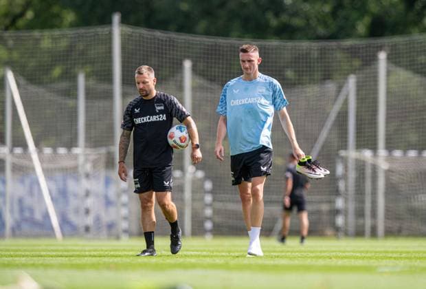Fussball, Herren, Saison 2025 26, 2. Bundesliga, Hertha BSC, Trainingsauftakt, v.l. Patrick Ebert (Standard-Trainer, Hertha BSC), Niklas Kolbe (Hertha BSC), 23.06. 2025,