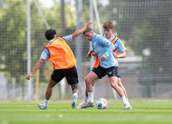 Fussball, Herren, Saison 2025 26, 2. Bundesliga, Hertha BSC, Trainingsauftakt, v.l. Kevin Sessa (Hertha BSC), Michael Cuisance (Hertha BSC), Kennet Eichhorn (Hertha BSC), 23.06. 2025,