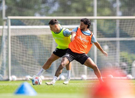 Fussball, Herren, Saison 2025 26, 2. Bundesliga, Hertha BSC, Trainingsauftakt, v.l. Dion Ajvazi (Hertha BSC), Kevin Sessa (Hertha BSC), 23.06. 2025,