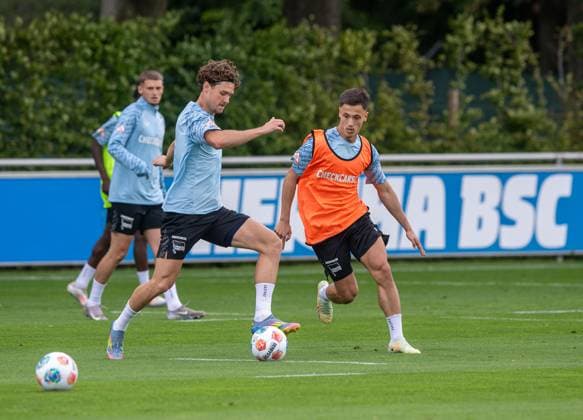 Fussball, Herren, Saison 2025 26, 2. Bundesliga, Hertha BSC, Trainingsauftakt, v.l. Linus Gechter (Hertha BSC), Dion Ajvazi (Hertha BSC), 23.06. 2025,
