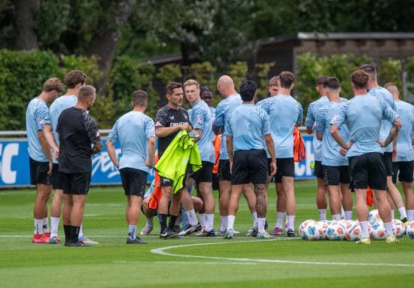 Fussball, Herren, Saison 2025 26, 2. Bundesliga, Hertha BSC, Trainingsauftakt, Ansprache von Trainer Stefan Leitl (Hertha BSC) im Kreis, 23.06. 2025,