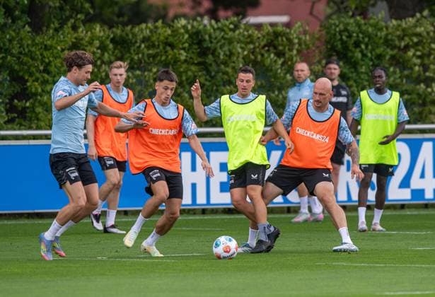Fussball, Herren, Saison 2025 26, 2. Bundesliga, Hertha BSC, Trainingsauftakt, v.l. Linus Gechter (Hertha BSC), Dion Ajvazi (Hertha BSC), Diego Demme (Hertha BSC), Toni Leistner (Hertha BSC), 23.06. 2025,