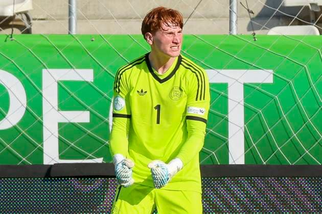 Torhueter Konstantin Heide (Germany) jubelt nach seinem parierten Foulelfmeter, UEFA European Under-19 Championship 2025 Semi-Final, Spain v Germany, Stadionul Arcul de Triumf am 23. June 2025 in Bukarest, Rumaenien. (Foto von Marco Steinbrenner DeFodi Images) Torhueter Konstantin Heide (Germany) celebrates after saving his penalty kick, UEFA European Under-19 Championship 2025 Semi-Final, Spain v Germany, Stadionul Arcul de Triumf, June 23, 2025 in Bucharest, Romania. (Photo by Marco Steinbrenner DeFodi Images) *** Goalkeeper Konstantin Heide Germany celebrates after saving his penalty kick, UEFA European Under 19 Championship 2025 Semi Final, Spain v Germany, Stadionul Arcul de Triumf on June 23, 2025 in Bucharest, Romania Photo by Marco Steinbrenner DeFodi Images Goalkeeper Konstantin Heide Germany celebrates after saving his penalty kick, UEFA European Under 19 Championship 2025 Semi Final, Spain v Germany, Stadionul Arcul de Triumf, June 23, 2025 in Bucharest, Romania Photo by Marco Steinbrenner DeFodi Images