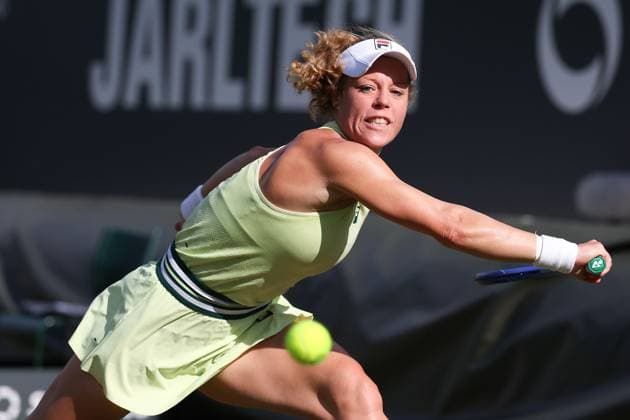 Bad Homburg am 23.06.2025 Tennis Damen Turnier WTA, Tennis Damen 500 Bad Homburg Open powered by Solarwatt 2025 Match Victoria Azarenka gegen Laura Siegemund (GER) v.l., Laura Siegemund (GER) spielt den Ball, fokussiert , konzentriert Copyright: JoaquimxFerreira