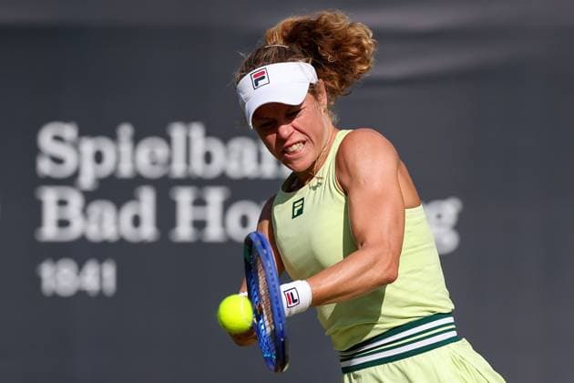 Bad Homburg am 23.06.2025 Tennis Damen Turnier WTA, Tennis Damen 500 Bad Homburg Open powered by Solarwatt 2025 Match Victoria Azarenka gegen Laura Siegemund (GER) v.l., Laura Siegemund (GER) spielt eine Rückhand. Copyright: JoaquimxFerreira