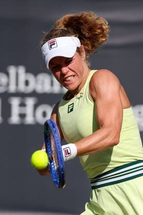 Bad Homburg am 23.06.2025 Tennis Damen Turnier WTA, Tennis Damen 500 Bad Homburg Open powered by Solarwatt 2025 Match Victoria Azarenka gegen Laura Siegemund (GER) v.l., Laura Siegemund (GER) spielt eine Rückhand. Copyright: JoaquimxFerreira