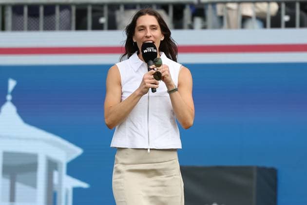 Bad Homburg am 23.06.2025 Tennis Damen Turnier WTA, Tennis Damen 500 Bad Homburg Open powered by Solarwatt 2025 Becker Petkovic Boris Becker startet Podcast mit Co-Moderatorin Andrea Petkovic v.l., Andrea Petkovic auf dem Weg zum Center Court Copyright: JoaquimxFerreira