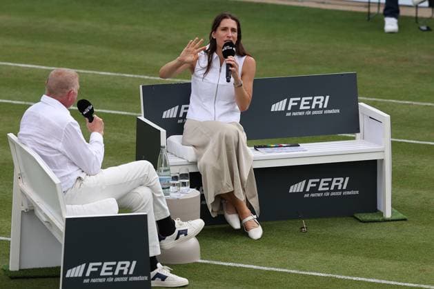 Bad Homburg am 23.06.2025 Tennis Damen Turnier WTA, Tennis Damen 500 Bad Homburg Open powered by Solarwatt 2025 Becker Petkovic Boris Becker startet Podcast mit Co-Moderatorin Andrea Petkovic v.l., Mitten auf dem Center Court von Bad Homburg Boris Becker und Andrea Petkovic im Gespräch Copyright: JoaquimxFerreira