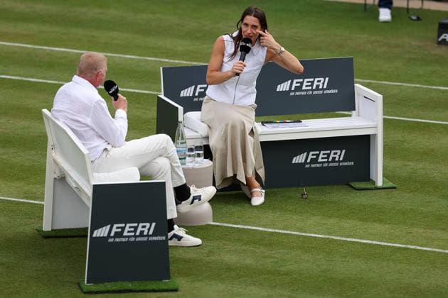 Bad Homburg am 23.06.2025 Tennis Damen Turnier WTA, Tennis Damen 500 Bad Homburg Open powered by Solarwatt 2025 Becker Petkovic Boris Becker startet Podcast mit Co-Moderatorin Andrea Petkovic v.l., Mitten auf dem Center Court von Bad Homburg Boris Becker und Andrea Petkovic im Gespräch Copyright: JoaquimxFerreira