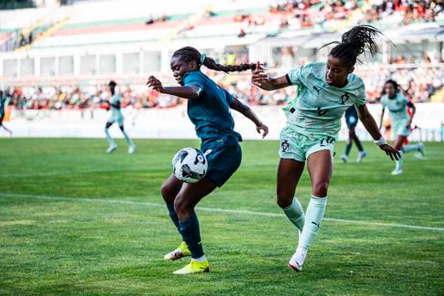June 23, 2025, Amadora, Lisbon, Portugal: Antionette Payne of Nigeria and Jo ssica Silva of Portugal battle for possession of the ball, during the match between the women s teams of Portugal Vs Nigeria, at the Amadora stadium, June 23, 2025 Amadora Portugal - ZUMAr200 20250623_zsp_r200_007 Copyright: xNunoxReisinhox